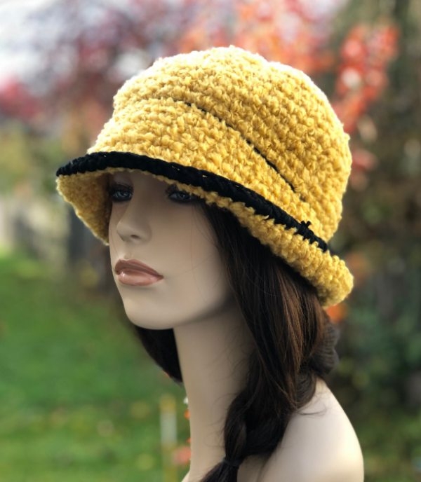 Topi Bowler Dengan Hiasan Rajut